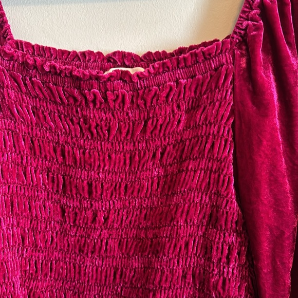 ANTHROPOLOGIE SMOCKED PUFF SLEEVE RASPBERRY VELVET TOP LARGE - Picture 5 of 9